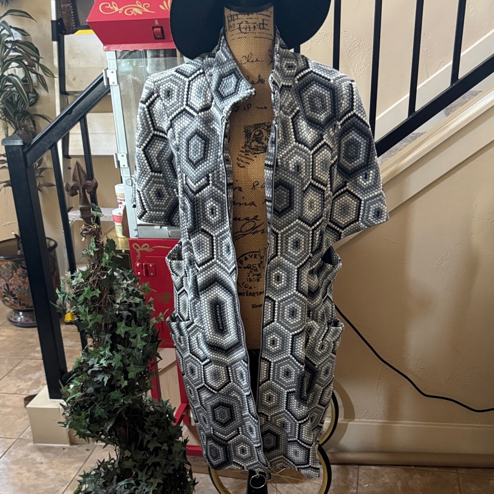 Chic Women's Hexagonal Pattern Cape